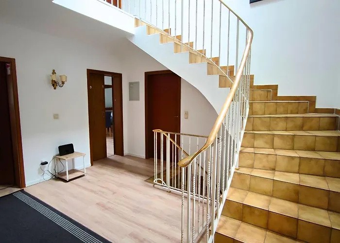 Monteursunterkunft Strasslach- Fitters\' Accommodation With Shared Kitchen & Garden