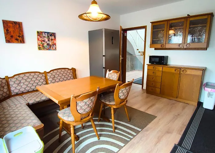 Monteursunterkunft Strasslach- Fitters\' Accommodation With Shared Kitchen & Garden