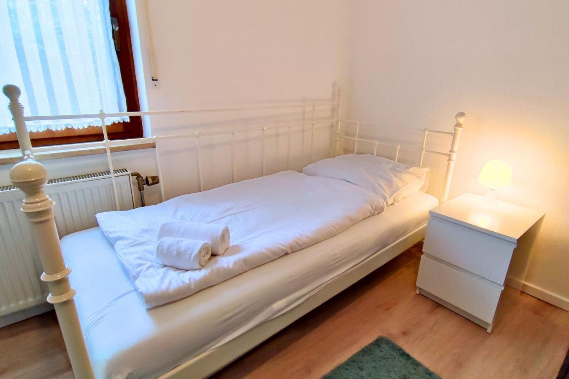Monteursunterkunft Strasslach- Fitters' With Shared Kitchen & Garden