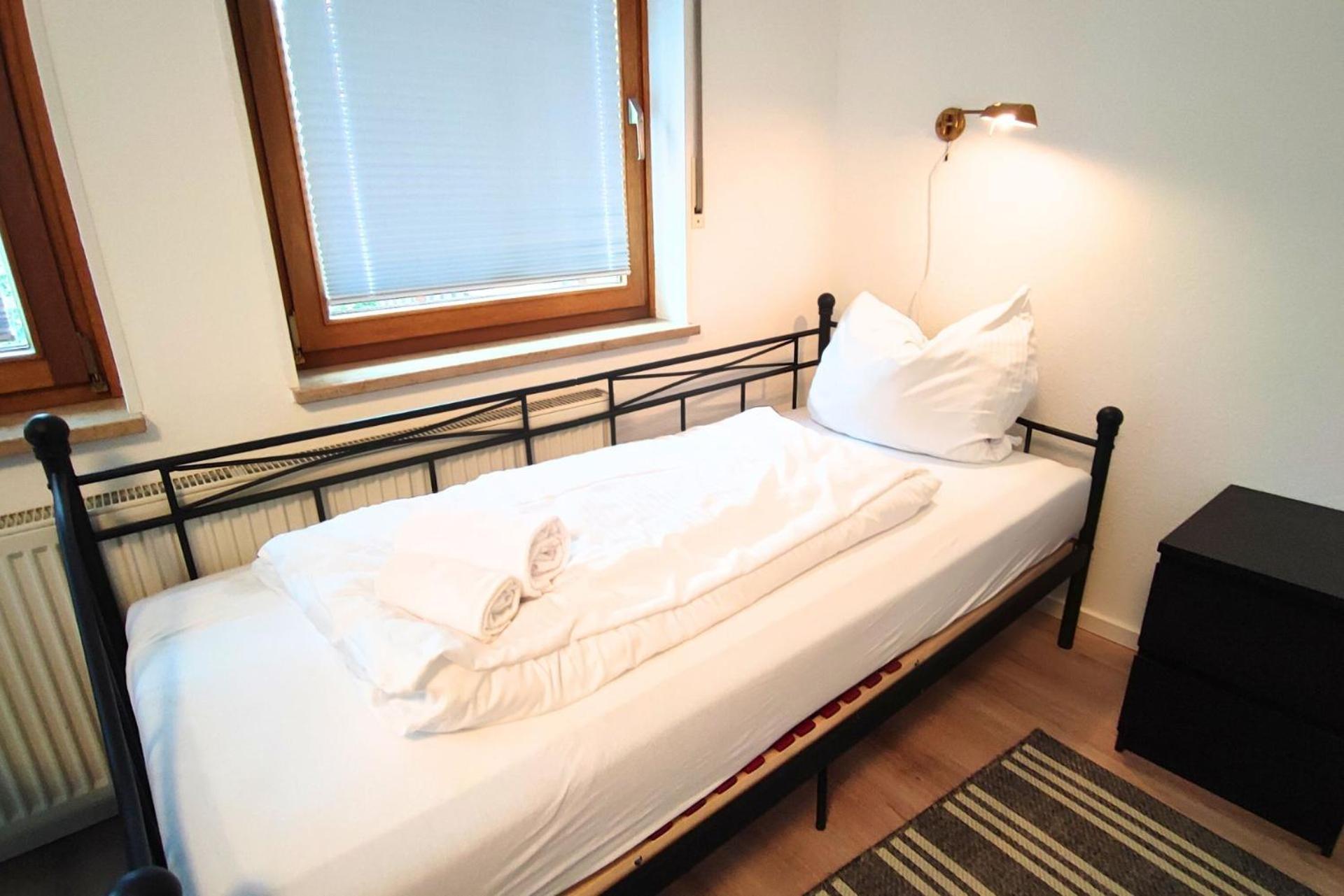 Monteursunterkunft Strasslach- Fitters' With Shared Kitchen & Garden * Strasslach-Dingharting