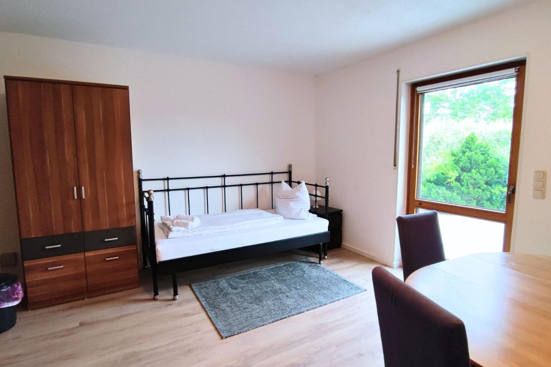 Monteursunterkunft Strasslach- Fitters' With Shared Kitchen & Garden