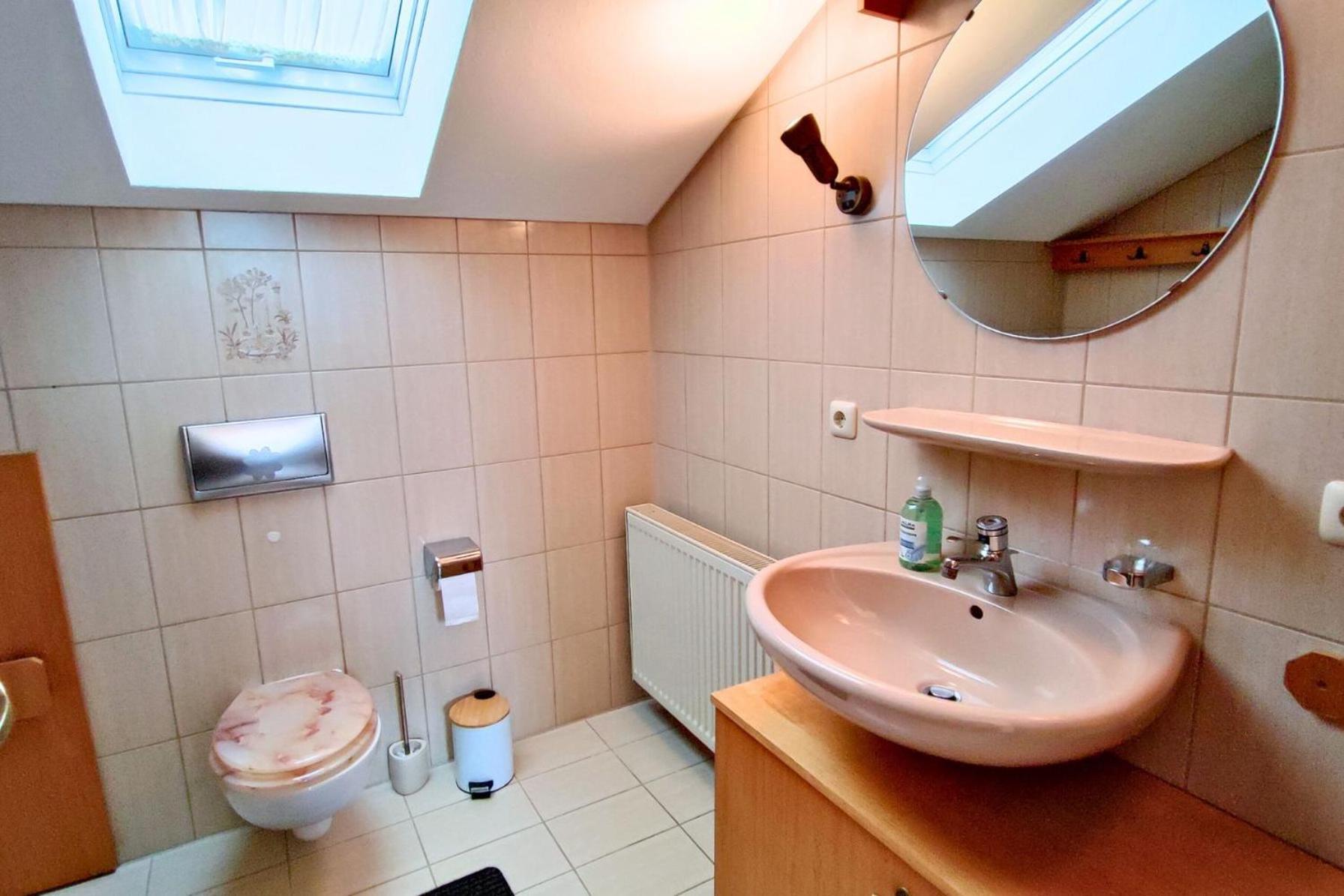 Monteursunterkunft Strasslach- Fitters' With Shared Kitchen & Garden