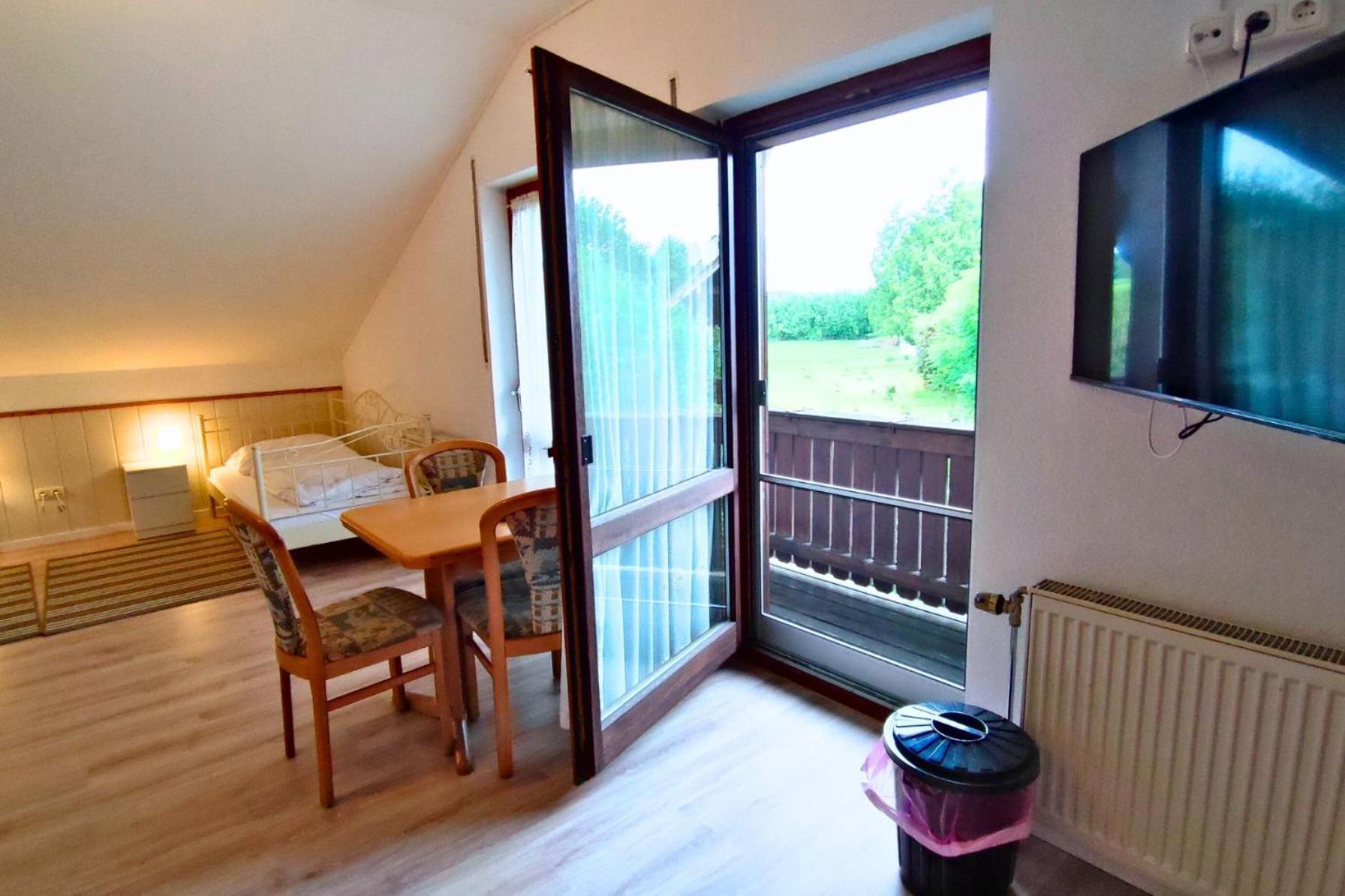 Monteursunterkunft Strasslach- Fitters' With Shared Kitchen & Garden Apartment