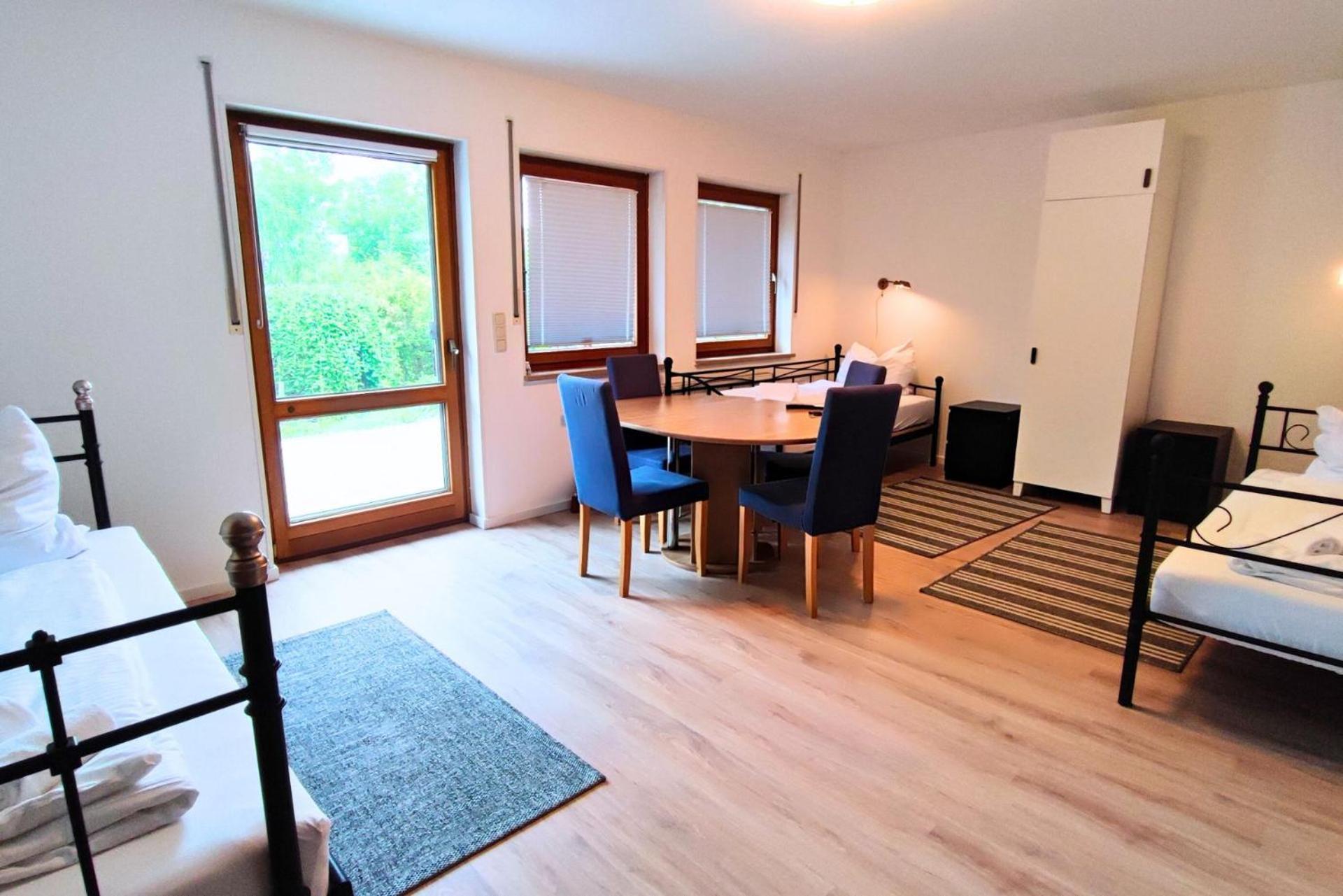 Monteursunterkunft Strasslach- Fitters' With Shared Kitchen & Garden Apartment