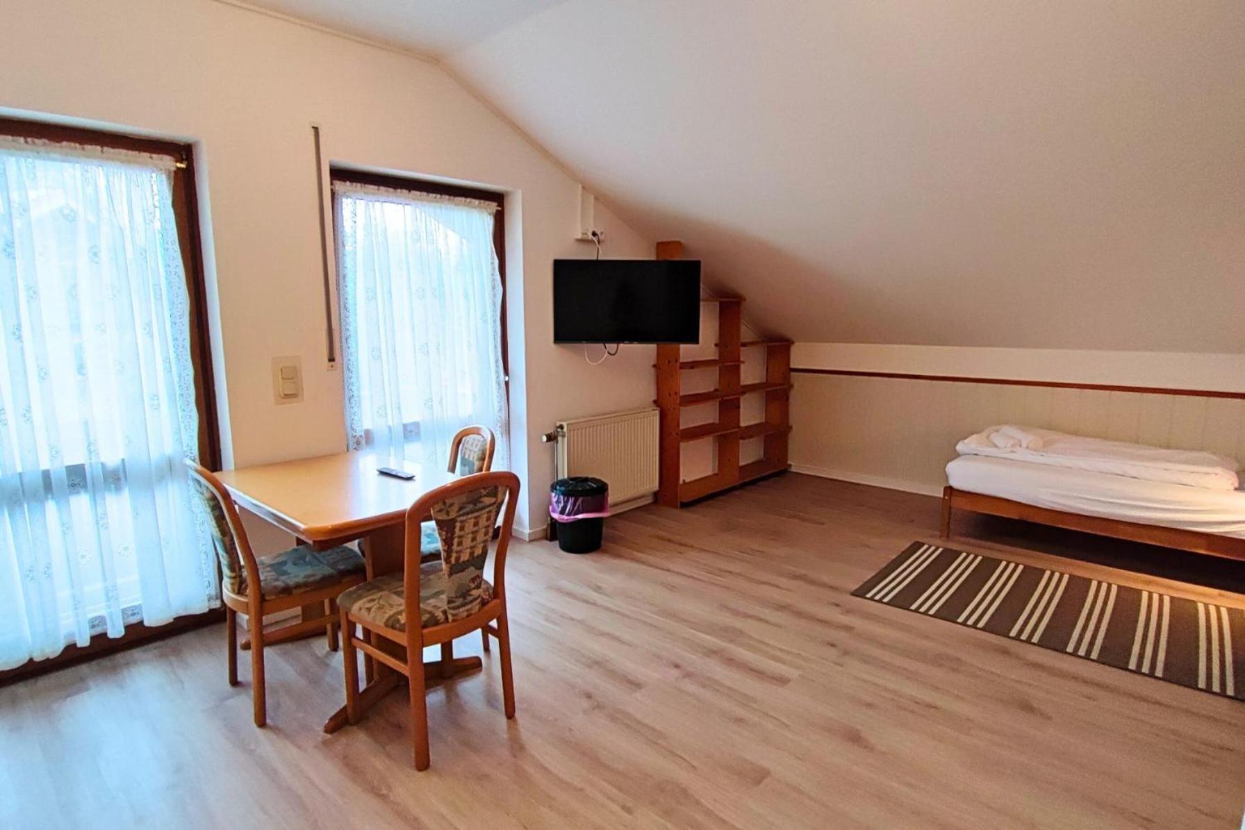 Apartment Monteursunterkunft Strasslach- Fitters' With Shared Kitchen & Garden Strasslach-Dingharting