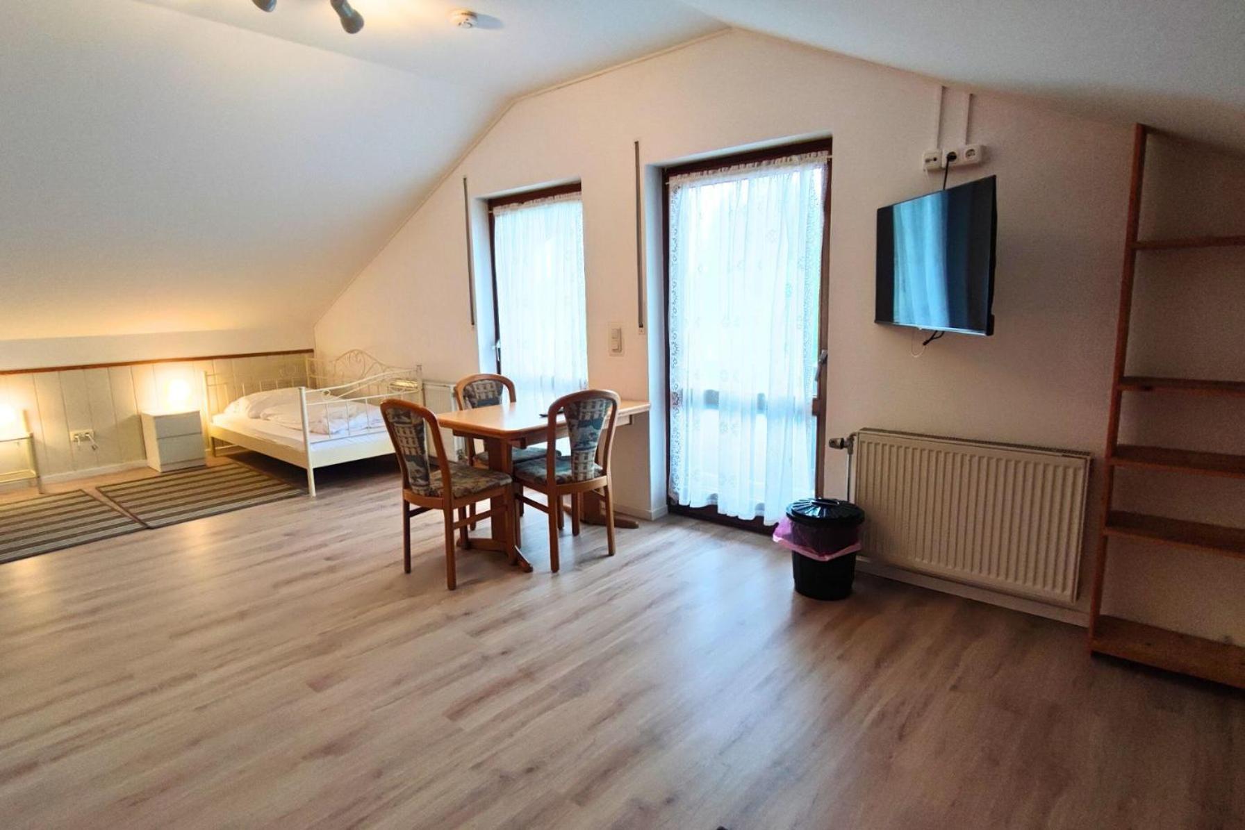 Monteursunterkunft Strasslach- Fitters' With Shared Kitchen & Garden