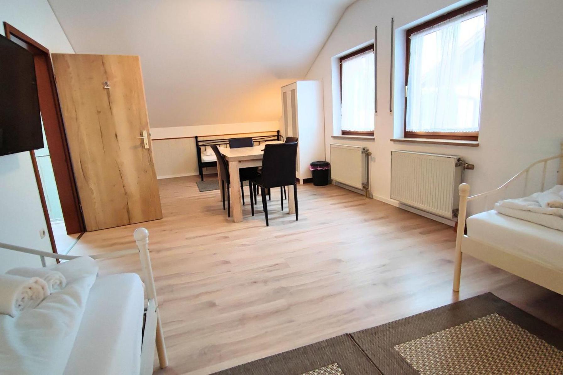 Apartment Monteursunterkunft Strasslach- Fitters' With Shared Kitchen & Garden Strasslach-Dingharting