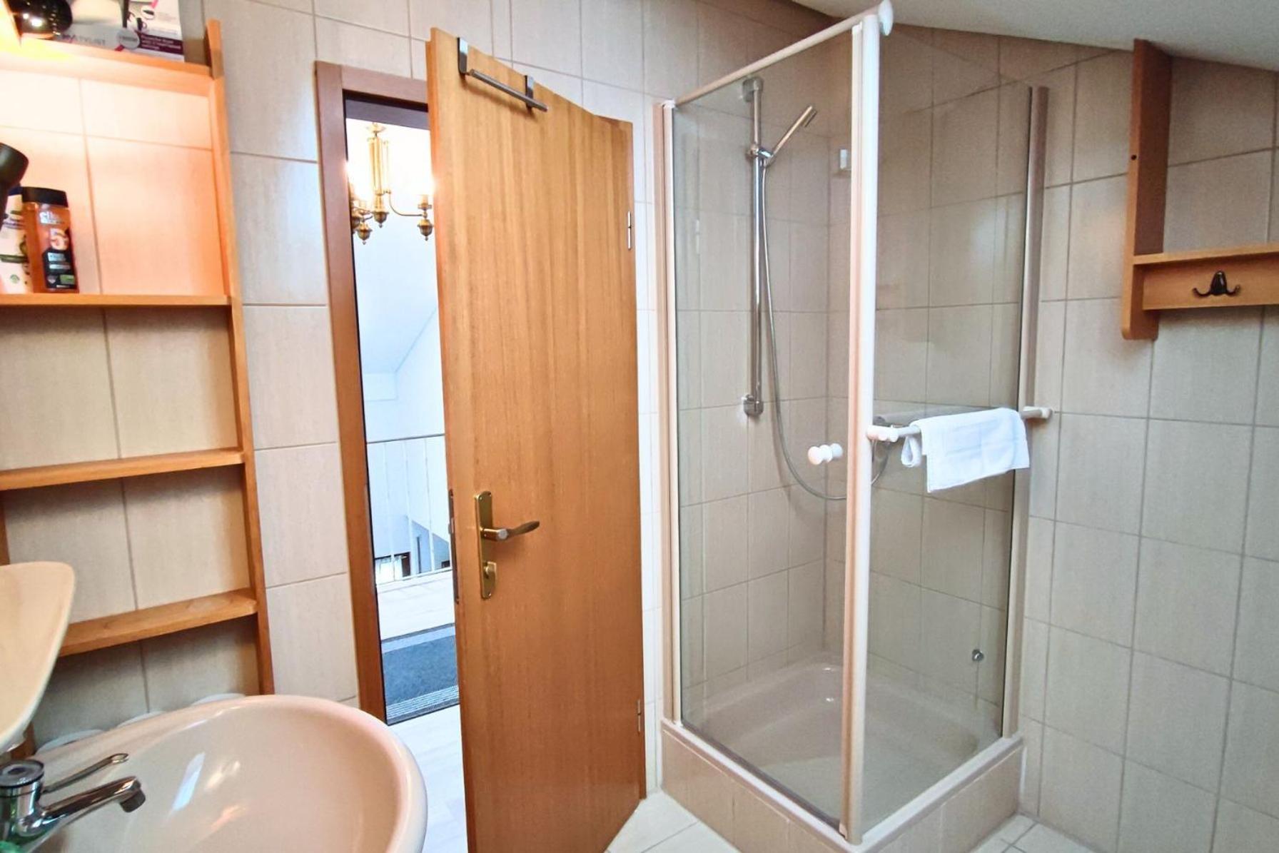 Monteursunterkunft Strasslach- Fitters' With Shared Kitchen & Garden Apartment