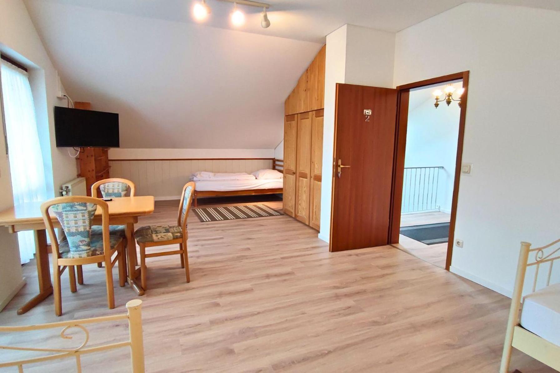 Monteursunterkunft Strasslach- Fitters' With Shared Kitchen & Garden Apartment Strasslach-Dingharting