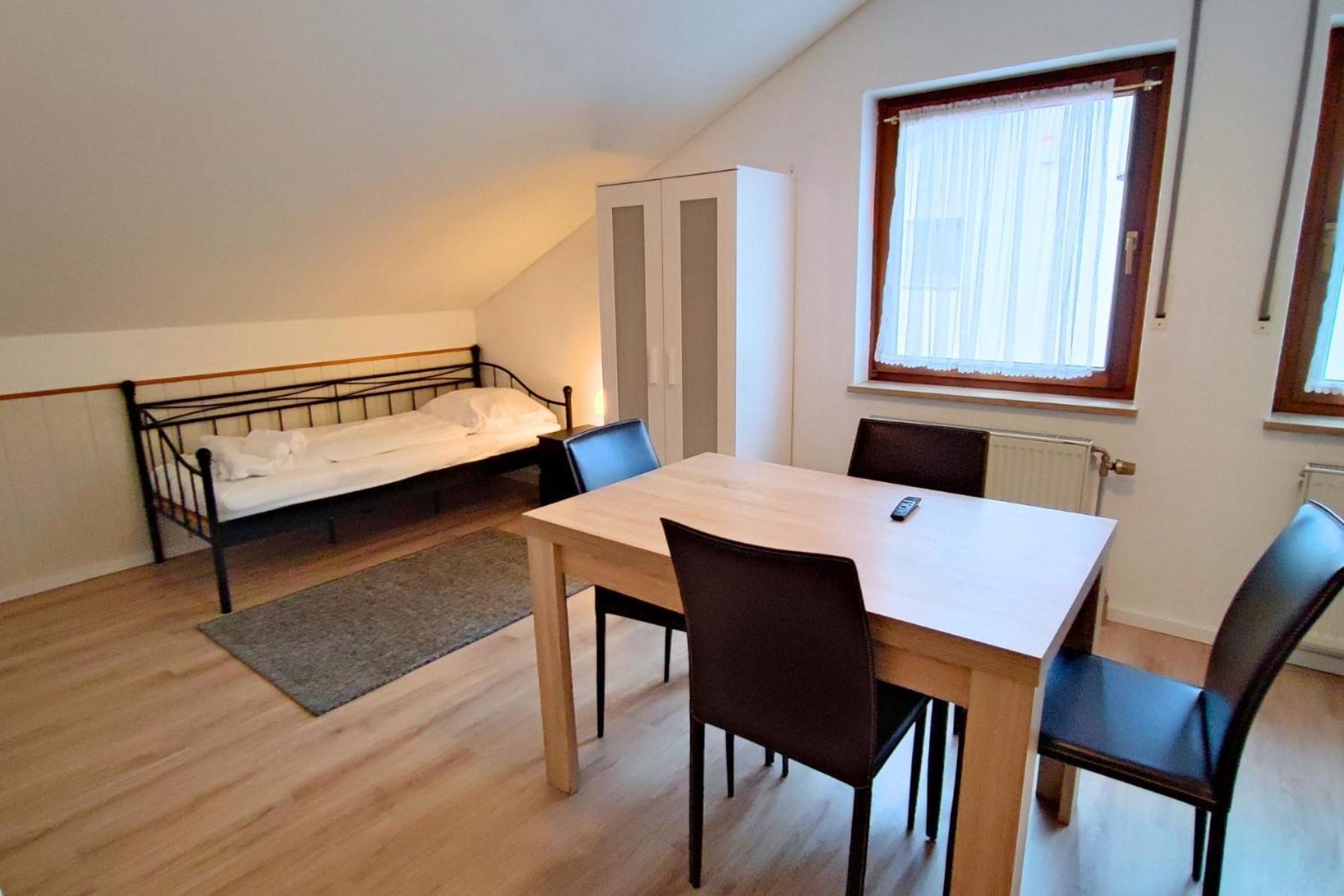Apartment Monteursunterkunft Strasslach- Fitters' With Shared Kitchen & Garden