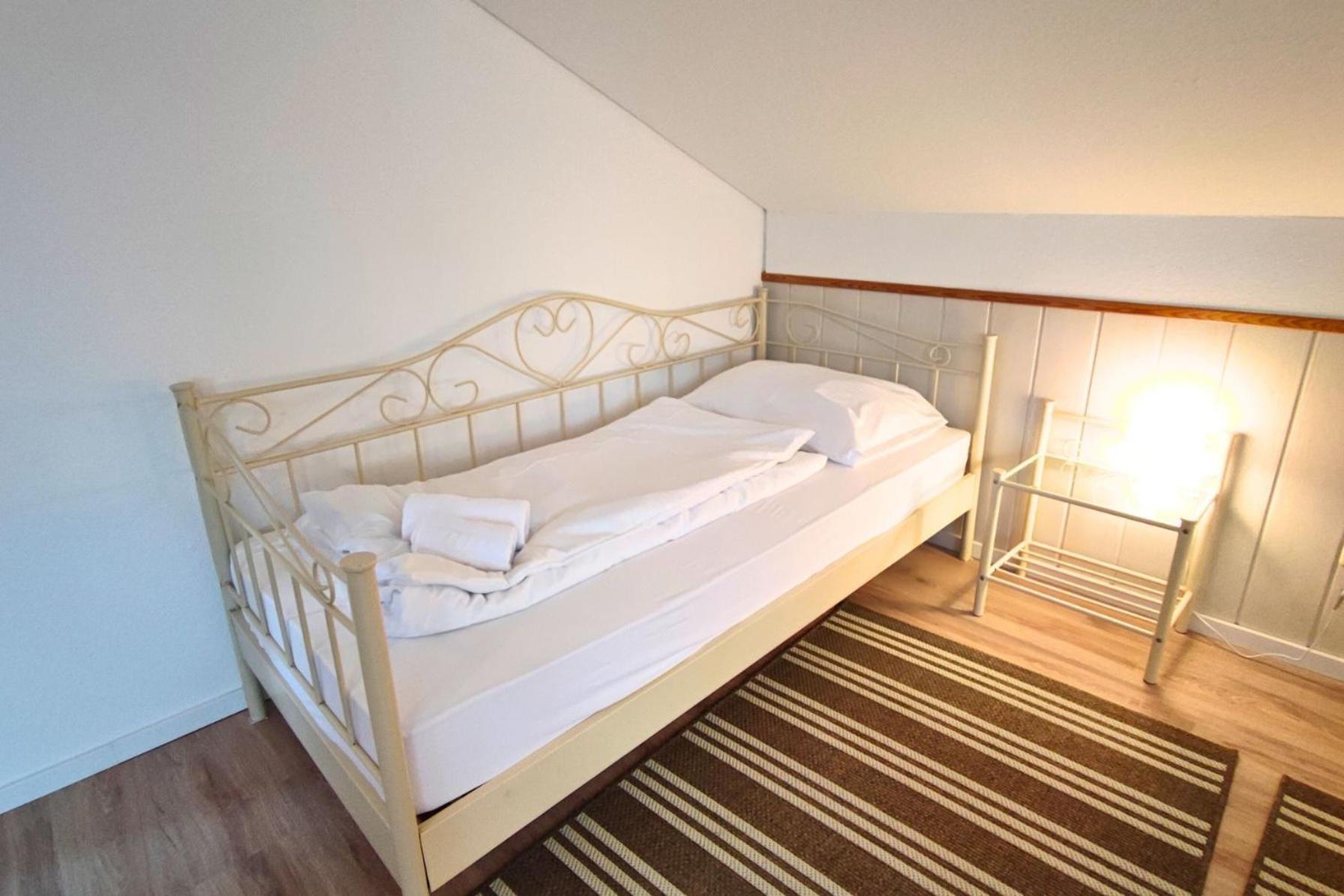 Monteursunterkunft Strasslach- Fitters' With Shared Kitchen & Garden Apartment *