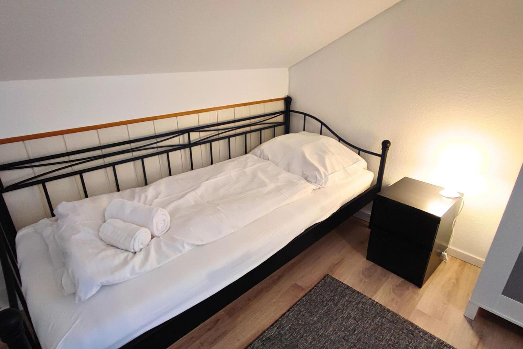 Monteursunterkunft Strasslach- Fitters' With Shared Kitchen & Garden *